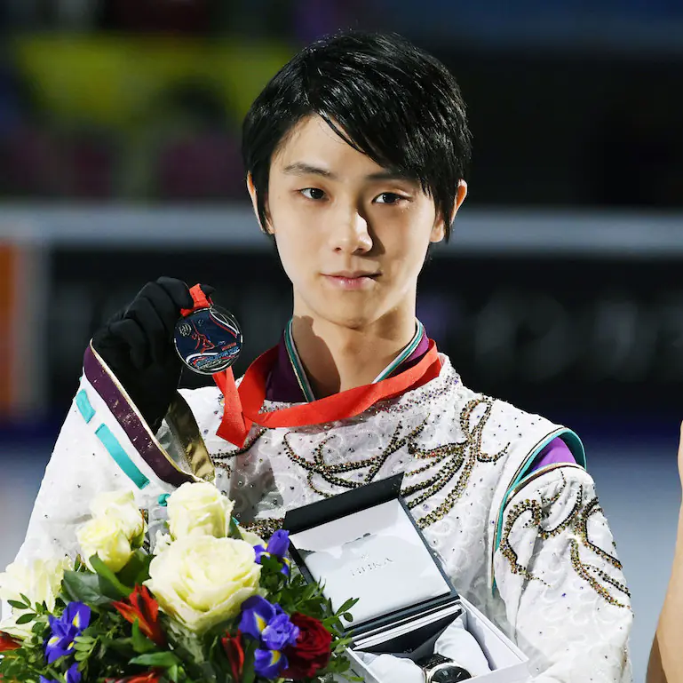迅速圈粉！「滑冰王子」避搶晚輩受訪鏡頭　羽生結弦「跪地爬行」暖心舉動引瘋傳！