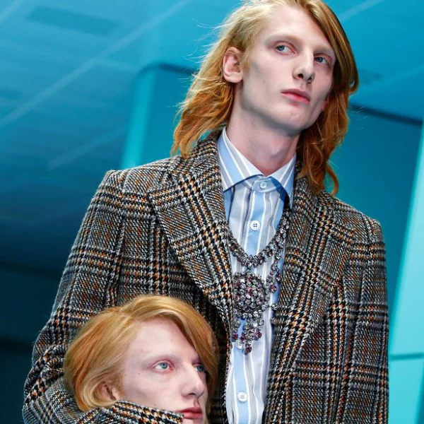 是展場還是刑場？Gucci 在時裝週上　竟讓模特兒拿自己的「腦袋」走秀！