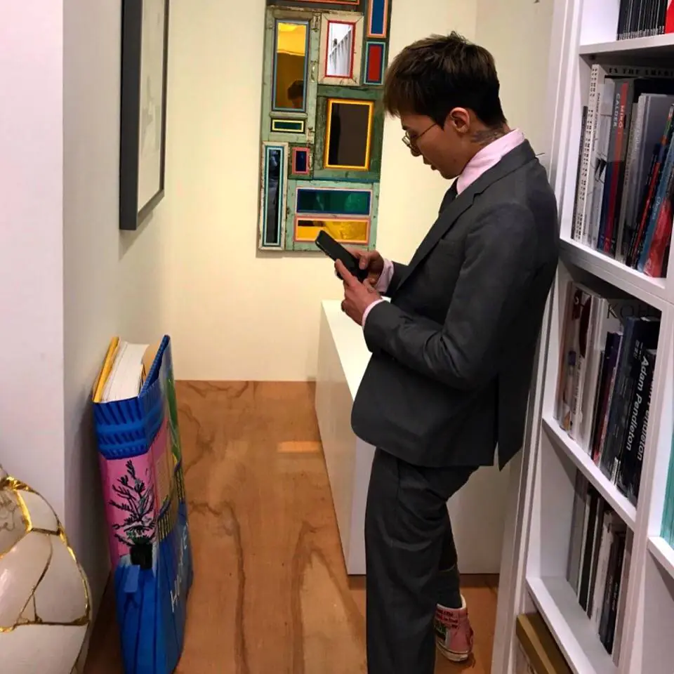 〔戊戌變髮〕藝術展捕獲野生 GD！俐落「新兵頭」竟然也讓 G-Dragon 給完美詮釋啦