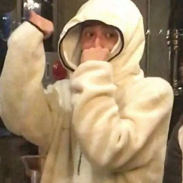盡心盡力！GD入伍前連夜作畫，帥氣穿搭出席藝術咖啡廳開幕！