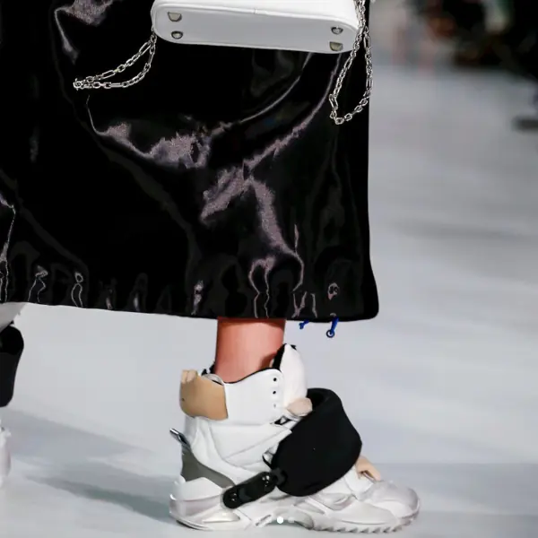 Maison Margiela 這次的「枕頭包」超瞎趴！還帶來這雙具侵略性的重量級運動鞋