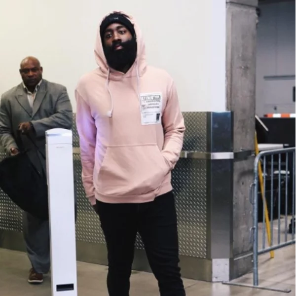 球員通道秀行頭！James Harden 腳踩菲董限量聯名鞋款帶領火箭笑納 13 連勝