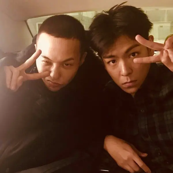 好兄弟！BIGBANG 成員 TOP 送 GD 入伍，深情擁抱惺惺相惜！