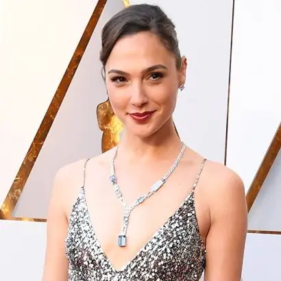 #奧斯卡2018：紅唇 Look 果然和她最合襯！Gal Gadot 以一襲復古銀色長裙閃現 Red Carpet