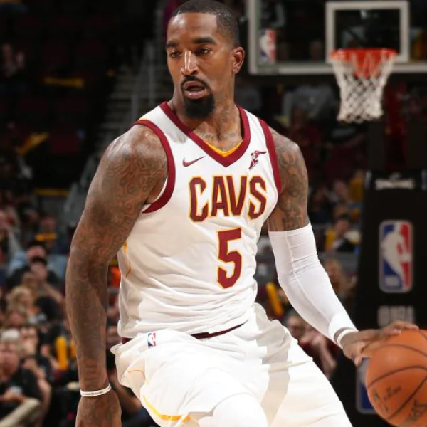 聯盟最死忠 Supreme 粉無誤！J.R.Smith 腳踩「這雙」話題聯名鞋款現身球員通道