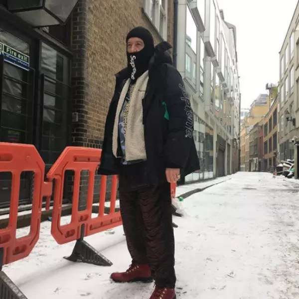 活到老潮到老！「死忠 Supreme 粉」58 歲水果攤阿伯　入手珍貴單品超過 50 件！