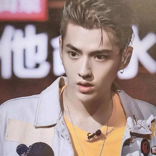 嘻哈製作人再上身！吳亦凡「休閒潮服」錄新歌，猛虧拍照友人技術要加強！