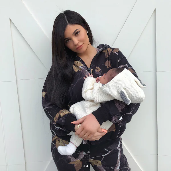 Kylie Jenner出街舉止奇怪 這個動作疑似她又整容了