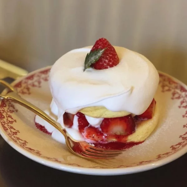奶油直接大杓倒！這家 IG 超火打卡甜點「草莓奶油鬆餅」綿密口感超虐心