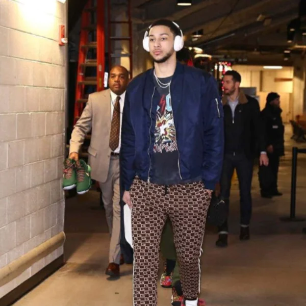 NBA 球星都愛這味！76 人隊 Ben Simmons 也穿上話題聯名鞋款現身球員通道