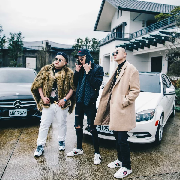 本土Trap炸！臭屁嬰仔高唱招財單曲〈賺呀賺〉不羨慕賺很大，朝著玖壹壹成就前進