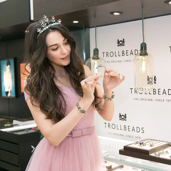 〔燒仙潮〕仙氣逼人！瑞莎亮麗現身 Trollbeads 輕珠寶開幕  2018 春季迷幻森林系列正式上市