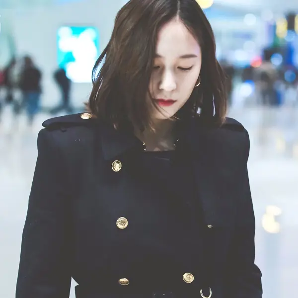 雨中穿風衣好美！Krystal 飛赴香港與「地獄使者」 李棟旭時尚相會！