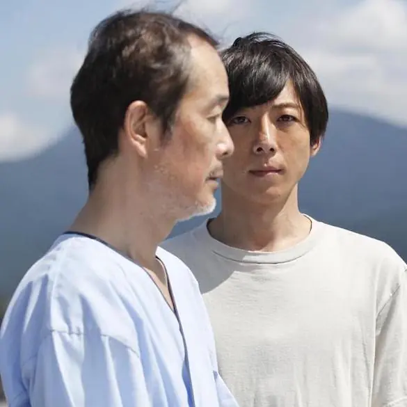 離家 13 年仍是混蛋老爹？高橋一生曾拒看癌母、斷絕關係　《多桑不在家》演出自己故事！