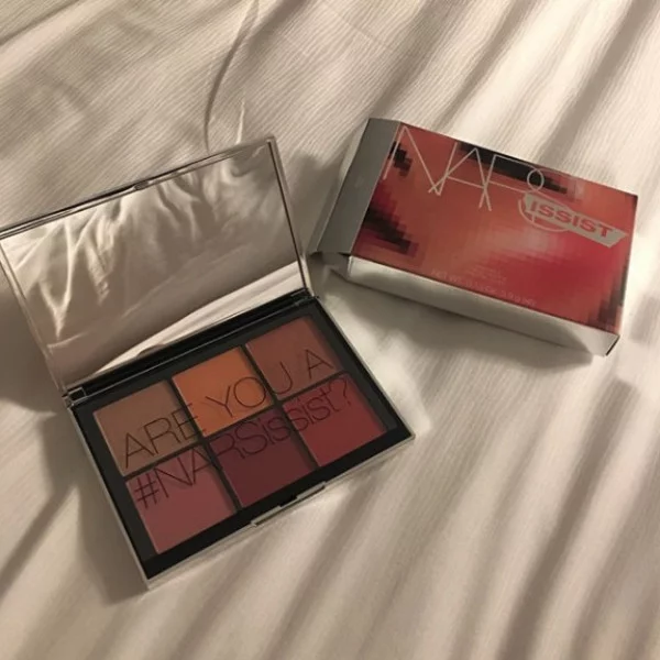 回頭率破表！ NARS 推出「自戀搶戲／眼頰彩盤」， 12 色美哭高喊：「全包！」