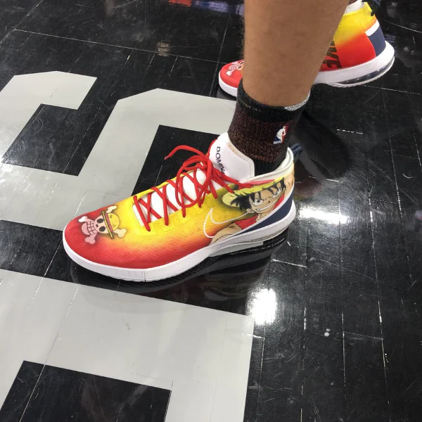 球鞋動漫風正夯？爵士中鋒昨日出戰馬刺　竟穿上這雙 Nike Air Dominate「魯夫」版本！