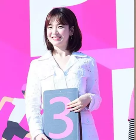 太恩愛！宋慧喬宋仲基「夫妻裝」手勾手街頭散步，「排排坐」吃飯好甜蜜！