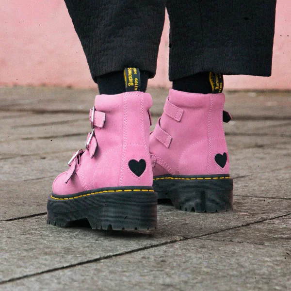Dr.Ｍartens Ｘ倫敦搞怪 Lazy Oaf 推出聯名款 「麂皮＋愛心扣環」粉色徹底佔領少女心！