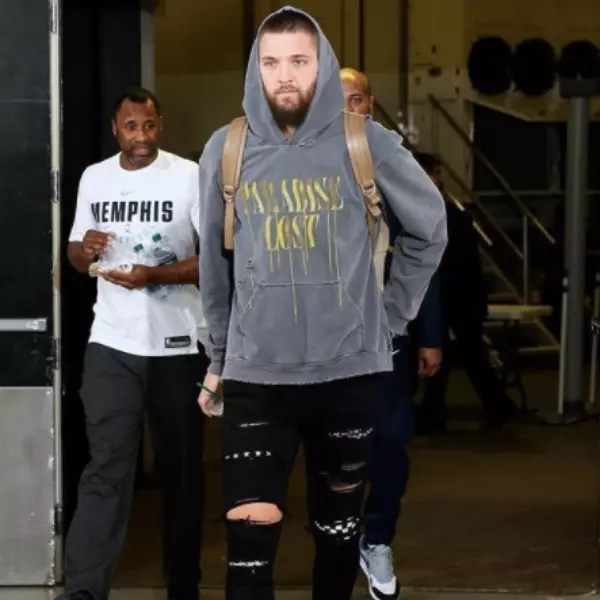 NBA 高富帥大秀行頭！灰熊小前鋒 Parsons 腳踩這雙「經典神鞋」現身球員通道