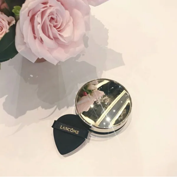 默默熱銷王「 Lancome 玫瑰氣墊粉餅」！一抹一拍即搞定，打造韓妞嚮往的「好命膚質」！