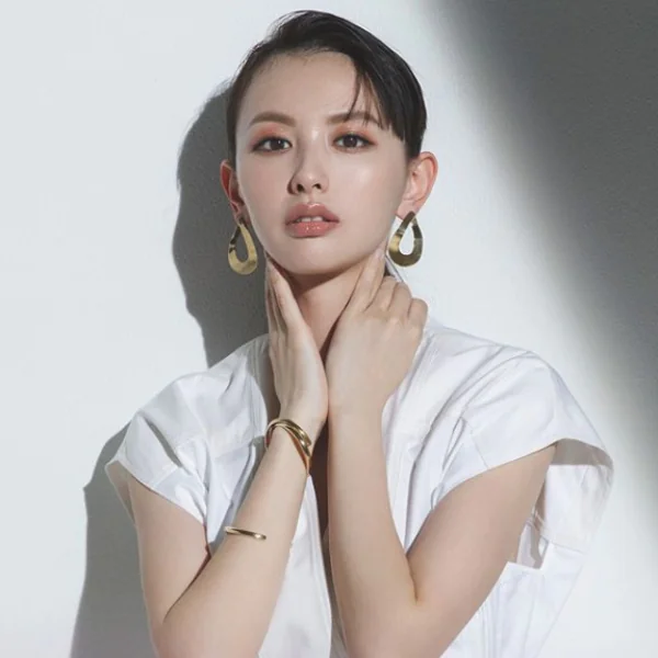 「底妝」跟冰淇淋比賽融化？SUQQU 推出「薄透系粉底液」， 2 顆紅豆量打造「輕盈妝效」！