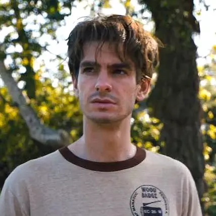 集奇幻、懸疑於一身！《Under The Silver Lake》帶你找尋那突然消失的女子！
