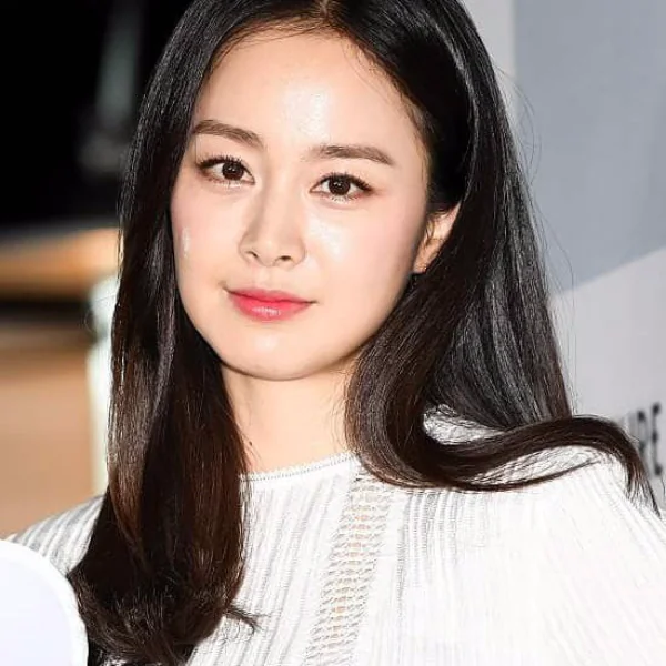 太漂亮！「南韓第一美女」 金泰希 穿「王妃級美衣」產後首度公開亮相！