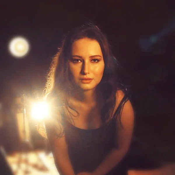 「我不是 Jennifer Lawrence！」明星臉女模 Alexia 的怒吼：「我根本不認為我長得像她…」