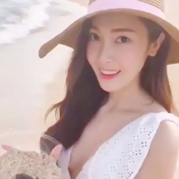 尺度大開！潔西卡「超深V」夢幻鏤空洋裝 峇厘島渡假！美的像畫一樣！