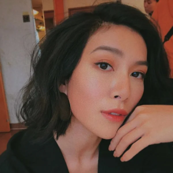 擊敗眾多 blogger 是她！「Bobbi Brown X 莫莉」聯名推出「自信粉唇膏」
