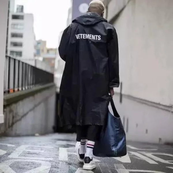 「Vetements 將死」？！主理人 Demna Gvasalia 霸氣回覆：「我們絕不會倒閉」！