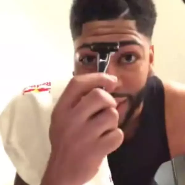 真的「眉」了？NBA 球星 Anthony Davis 對著鏡頭剃掉「一字眉」　網友：還我兩津！