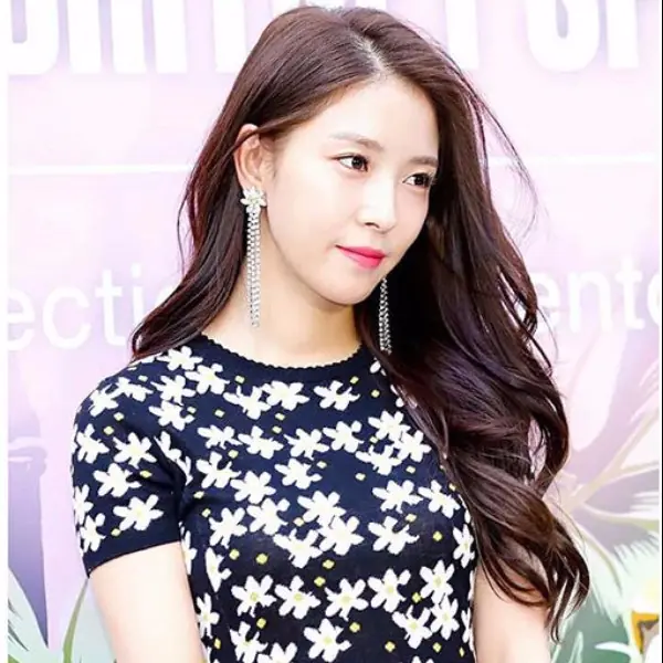 好漂亮！韓國天后BoA 「小花裝」短裙美腿為時尚站台！
