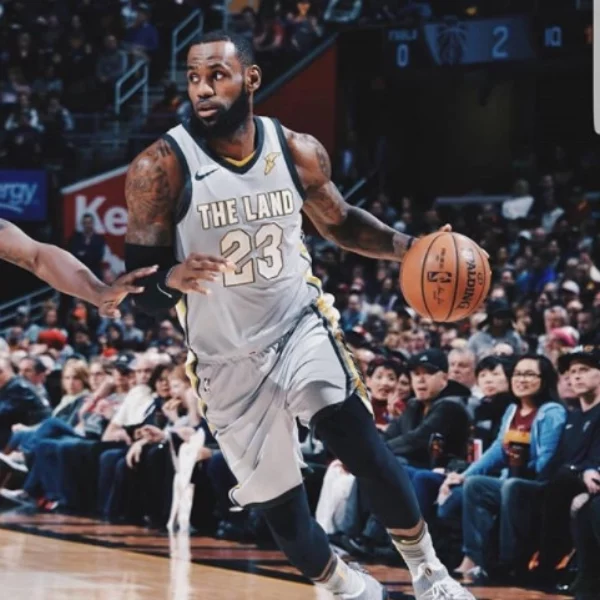 跟老大哥致敬！LeBron James 腳踩「 Kobe 聯名戰靴」新配色現身球員通道