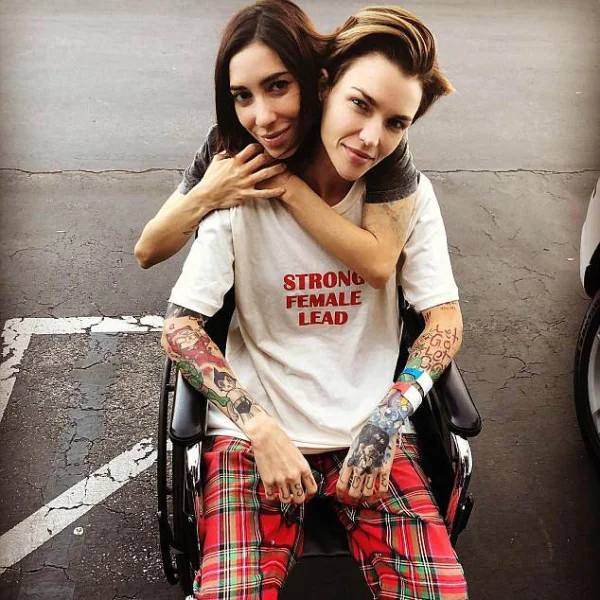 中性女模 Ruby Rose 正式宣告與女友分手　交往 2 年曾大膽曬共浴恩愛照片！