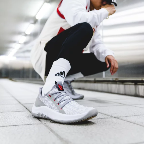 夏天街頭最硬氣的穿搭！adidas 這雙 DAME D.O.L.L.A.就是化身嘻哈掛的關鍵