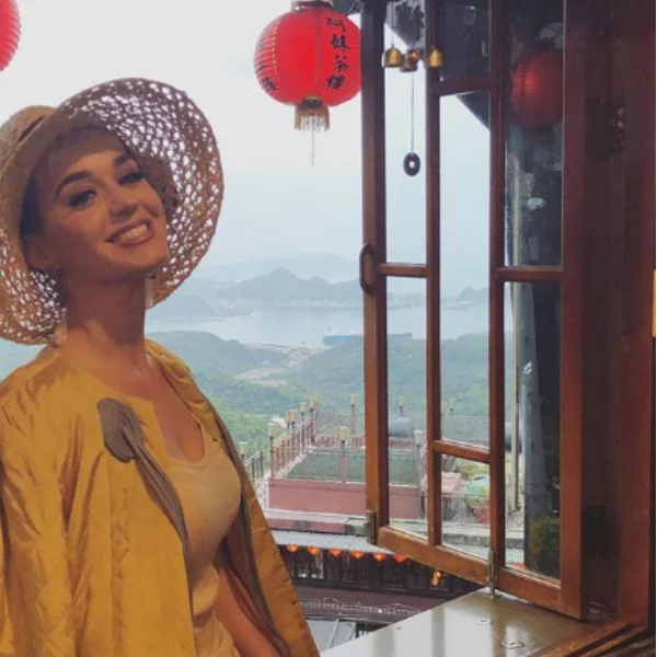 凱蒂沛芮開唱前先大啖台灣美食，居然對這個夜市美食感興趣！