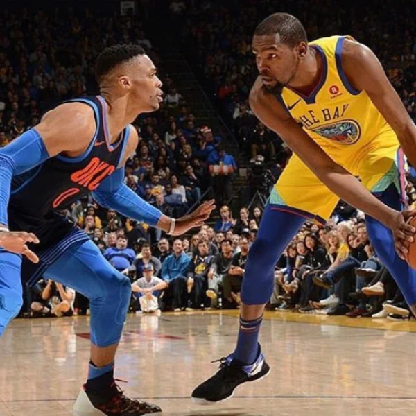 主場迎戰前東家！Kevin Durant 腳踩 Nike 這雙「旗鑑鞋款」現身球員通道