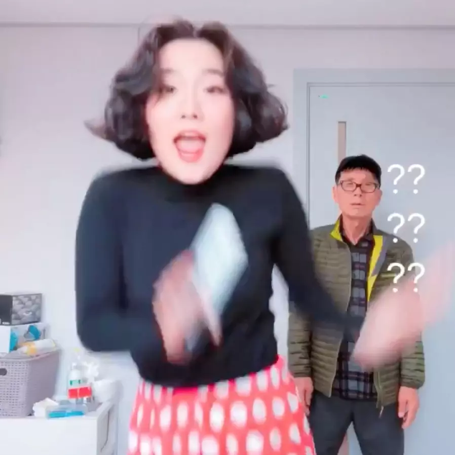 不要玩爺爺！韓網紅鏡頭前搞怪熱舞，爺爺開門秒呆傻，驚人結局笑哭網友！