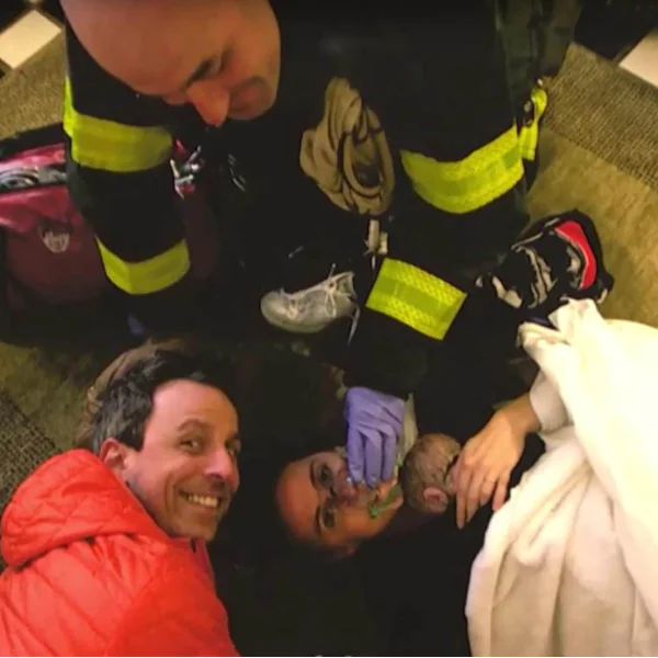 在公寓大廳生下第二胎！NBC 脫口秀主持人 Seth Meyers 老婆生產故事超級狂