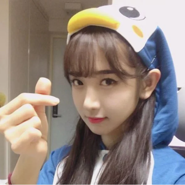 韓人氣實況主「企鵝妹」油頭素顏直播化妝過程 粉絲詫異驚呼：太扯了