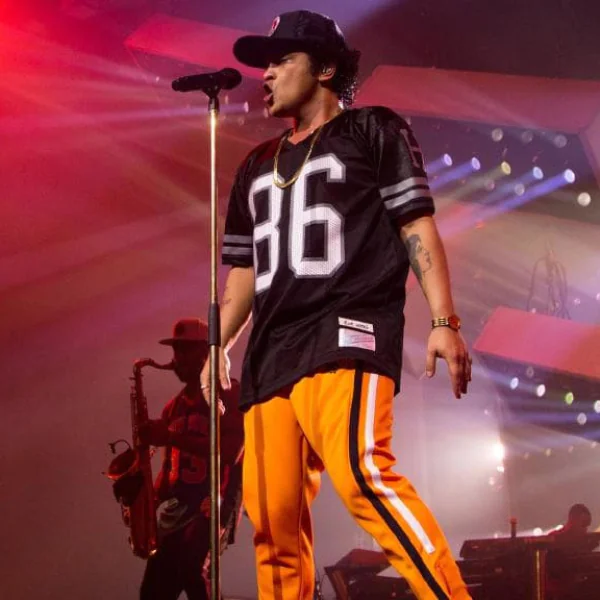 Bruno Mars 演唱會行前必讀！新單稱霸美國電台　倒數 5 天搖擺炸台！