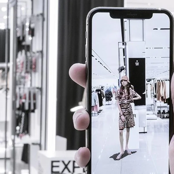 逛 ZARA 不用試穿 按一下就可「親眼」看到模特兒走秀實境！