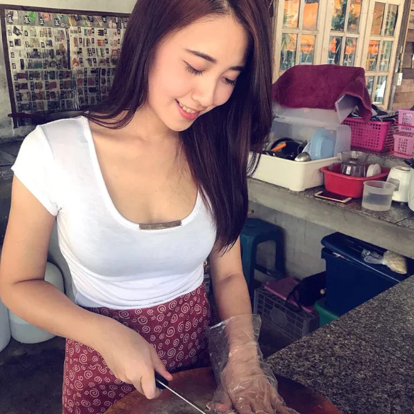 【野生抓正妹❤】熱褲正妹做雞肉飯爆紅！批踢踢鄉民肉搜起底「超正，想娶！」