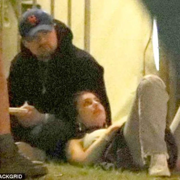 李奧納多 Coachella 激吻 20 歲嫩模，爺孫戀持續加溫中！