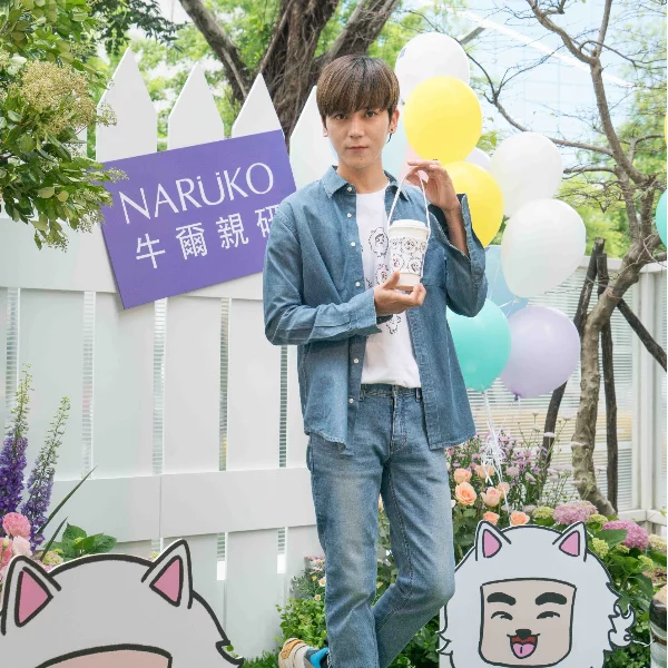「畢書盡」捧愛犬公主出席 NARUKO 公益活動！親自手繪環杯袋，替浪浪發聲！網友：也想被捧在懷裡...