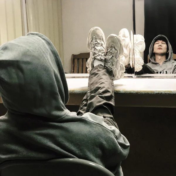 名人曬潮物！JJ 林俊傑不僅腳穿 The Ten Converse 與 YEEZY 500 還把價值兩百萬的 Supreme x LV 皮箱當茶桌