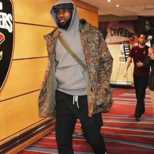 NBA 季後賽騎士隊主場扳回一勝！詹皇腳踩全球限量一雙的「2D風」球鞋現身球員通道