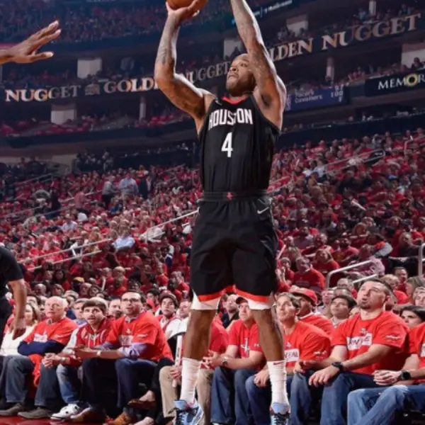 〔裝備黨〕亮眼程度勝過比賽！「NBA 最強鞋頭」著上「Travis Scott x AJ4」應戰　還跟本尊撞鞋！