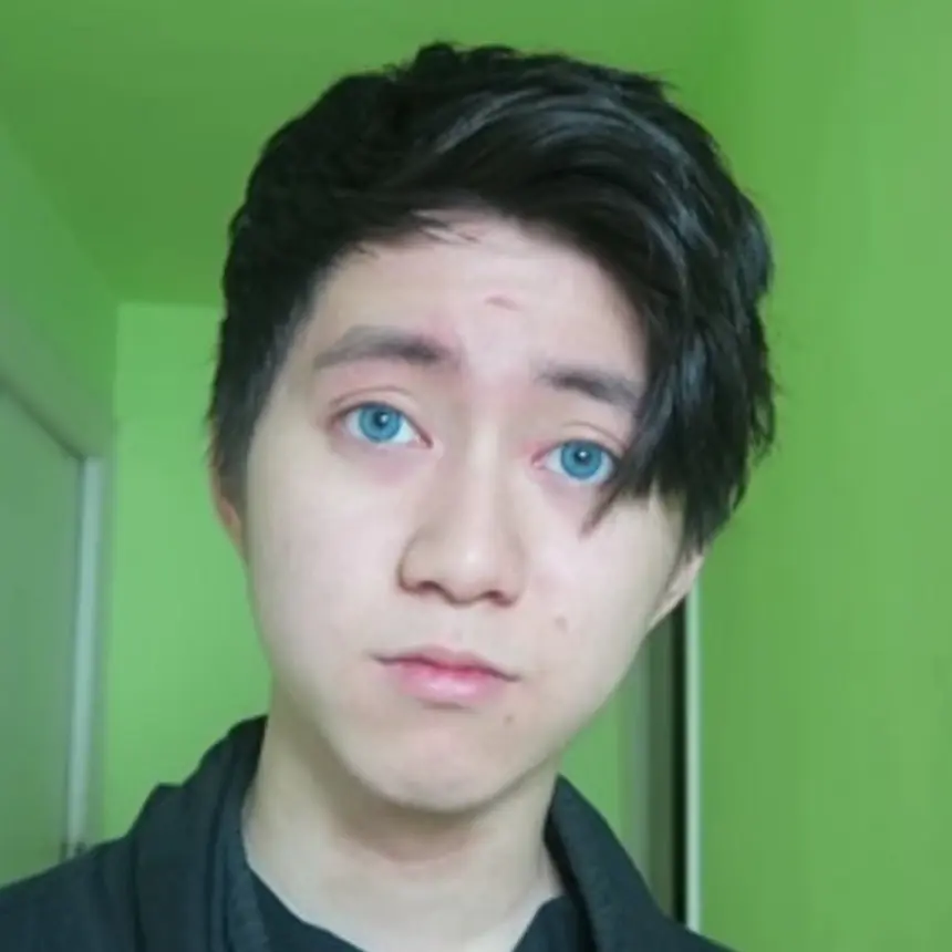 超惡劣！華人「百萬網紅」西班牙騙街友吃牙膏OREO　大笑狡辯：我在幫他刷牙！
